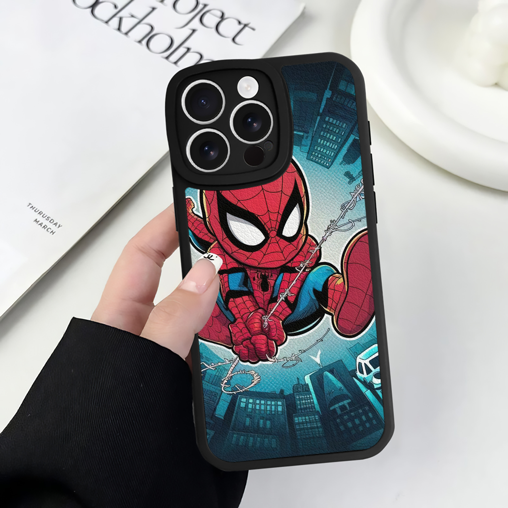 Spider Man スパイダーマン 【iPhone 16シリーズ対応】シリコンスマホケース（レザー調） 材質：シリコン
